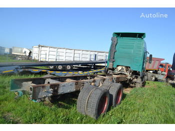 Kamion sa golom šasijom i zatvorenom kabinom Volvo FH 12: slika 3