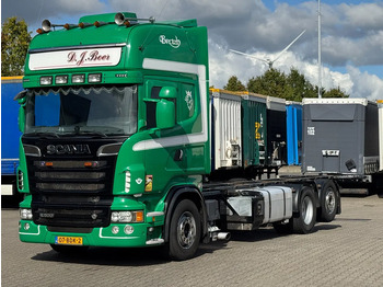 Kamion sa golom šasijom i zatvorenom kabinom SCANIA R 500