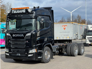 Kamion sa golom šasijom i zatvorenom kabinom SCANIA R 650