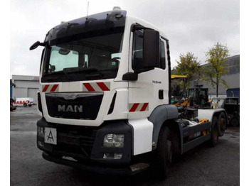 Kamion sa hidrauličnom kukom MAN