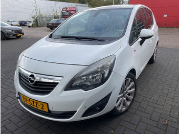 Automobil OPEL