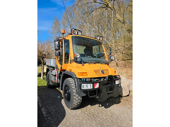 Vozilo za čišćenje snega UNIMOG U400