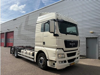 Kamion sa golom šasijom i zatvorenom kabinom MAN TGX 26.400