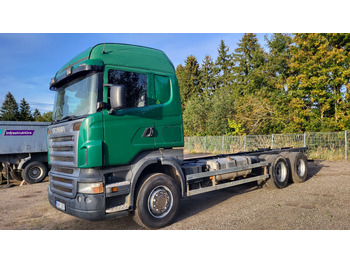 Kamion sa golom šasijom i zatvorenom kabinom SCANIA R 470
