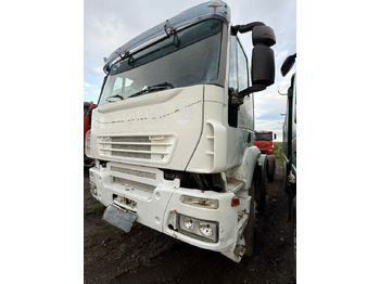 Kamion sa golom šasijom i zatvorenom kabinom IVECO Trakker