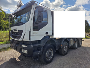 Kamion sa golom šasijom i zatvorenom kabinom IVECO