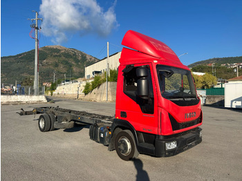 Kamion sa golom šasijom i zatvorenom kabinom IVECO EuroCargo