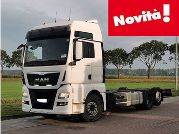 Kamion sa golom šasijom i zatvorenom kabinom MAN TGX 26.480
