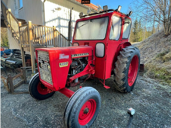 Traktor McCORMICK