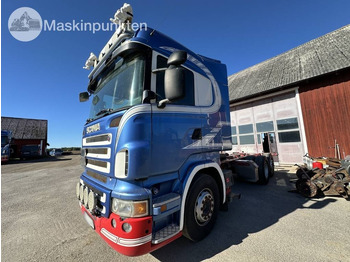 Kamion sa golom šasijom i zatvorenom kabinom SCANIA R 560