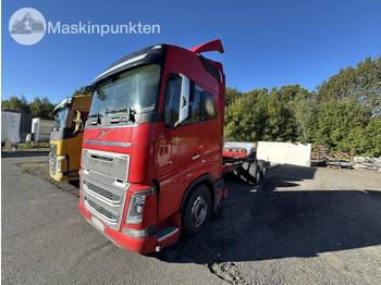 Kamion sa golom šasijom i zatvorenom kabinom VOLVO FH16