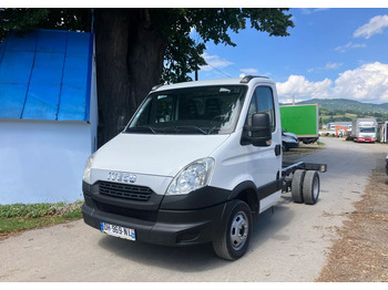 Kamion sa golom šasijom i zatvorenom kabinom IVECO Daily 35c13