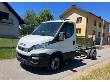 Kamion sa golom šasijom i zatvorenom kabinom IVECO Daily 35c13