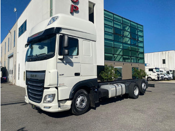 Kamion sa golom šasijom i zatvorenom kabinom DAF XF 480