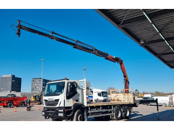 Kamion sa tovarnim sandukom IVECO Trakker