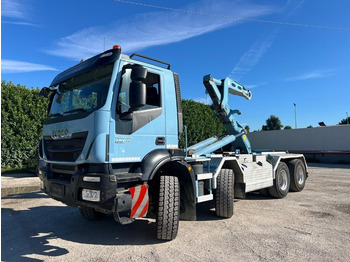 Kamion sa hidrauličnom kukom IVECO Trakker
