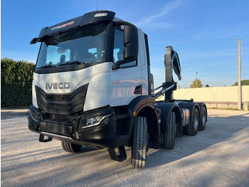 Kamion sa hidrauličnom kukom IVECO Trakker