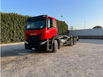 Kamion sa hidrauličnom kukom IVECO X-WAY