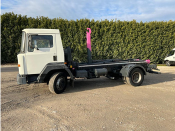 Kamion sa hidrauličnom kukom NISSAN 130/115 SCARRABILE: slika 2 Kamion sa hidrauličnom kukom NISSAN 130/115 SCARRABILE: slika 2