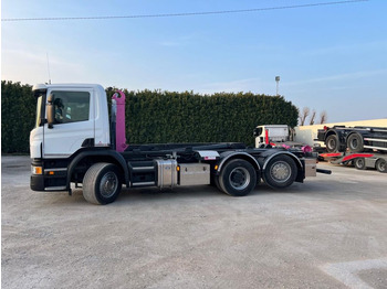 Kamion sa hidrauličnom kukom SCANIA P410 SCARRABILE CON RIDUTTORE AI MOZZI: slika 2