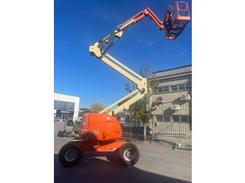 Zglobna platforma JLG