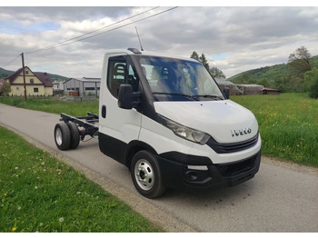 Kamion sa golom šasijom i zatvorenom kabinom IVECO Daily 35c14