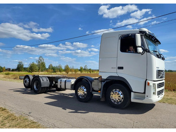 Kamion sa golom šasijom i zatvorenom kabinom VOLVO FH 500