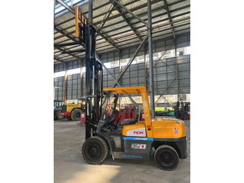 Dizel viljuškar TCM fd50 japan brand original 5 ton diesel forklift 3 section 4.5m Customizable mast clamp side shift: slika 2 Dizel viljuškar TCM fd50 japan brand original 5 ton diesel forklift 3 section 4.5m Customizable mast clamp side shift: slika 2