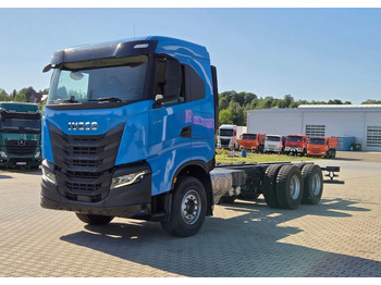 Kamion sa golom šasijom i zatvorenom kabinom IVECO S-WAY