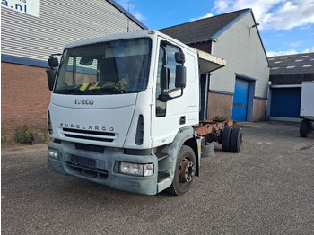 Kamion sa golom šasijom i zatvorenom kabinom IVECO EuroCargo