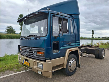 Kamion sa golom šasijom i zatvorenom kabinom VOLVO FL