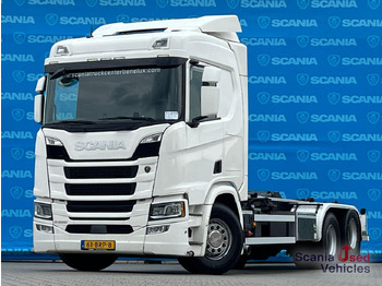 Kamion sa golom šasijom i zatvorenom kabinom SCANIA R 500