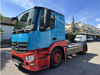Tegljač MERCEDES-BENZ Actros 1843