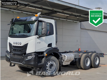 Kamion sa golom šasijom i zatvorenom kabinom IVECO X-WAY