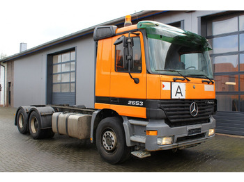 Kamion sa golom šasijom i zatvorenom kabinom MERCEDES-BENZ Actros 2653