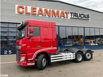 Kamion sa golom šasijom i zatvorenom kabinom DAF XF 480