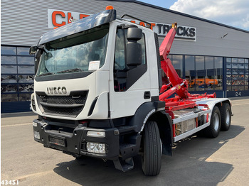 Kamion sa hidrauličnom kukom IVECO