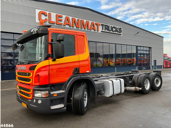 Kamion sa golom šasijom i zatvorenom kabinom SCANIA P 280