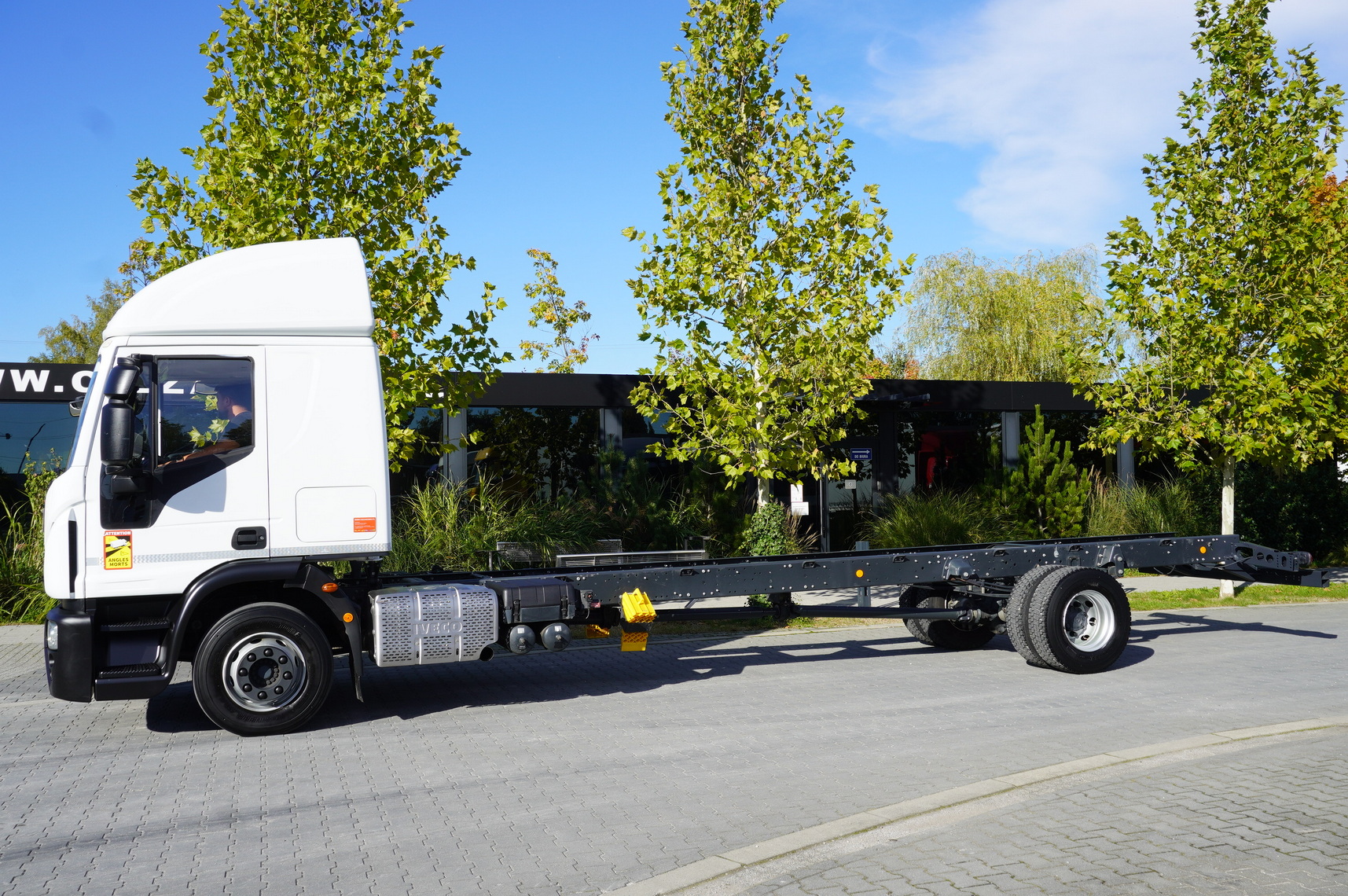 Kamion sa golom šasijom i zatvorenom kabinom IVECO Eurocargo 140e19 4×2 E6 Glob / ADR / frame 8,1m: slika 2 Kamion sa golom šasijom i zatvorenom kabinom IVECO Eurocargo 140e19 4×2 E6 Glob / ADR / frame 8,1m: slika 2