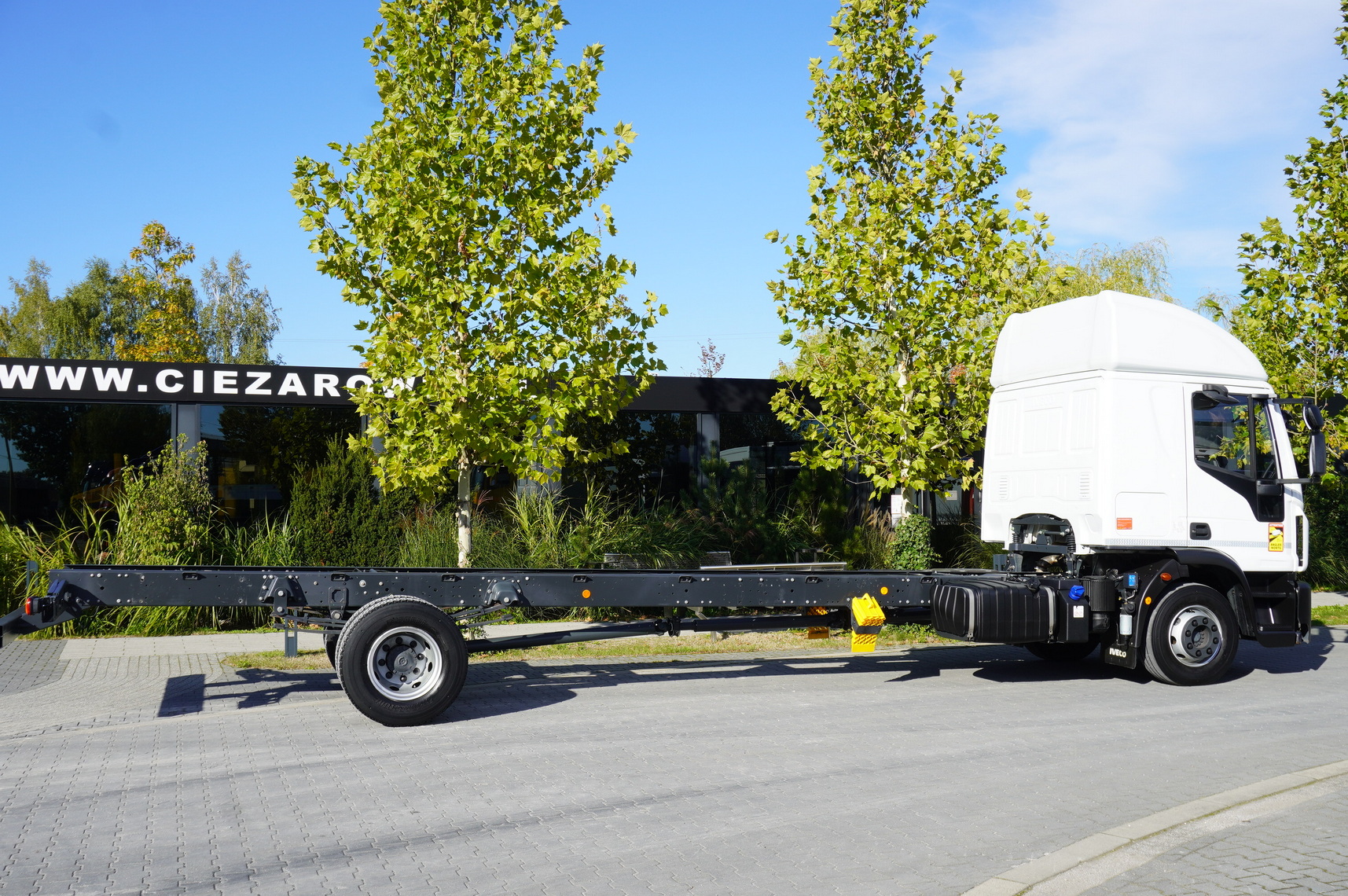 Kamion sa golom šasijom i zatvorenom kabinom IVECO Eurocargo 140e19 4×2 E6 Glob / ADR / frame 8,1m: slika 3 Kamion sa golom šasijom i zatvorenom kabinom IVECO Eurocargo 140e19 4×2 E6 Glob / ADR / frame 8,1m: slika 3