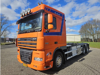 Kamion sa golom šasijom i zatvorenom kabinom DAF XF 105 410