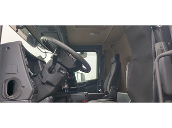 Interior photo 1: Kamion cisterna SCANIA G400