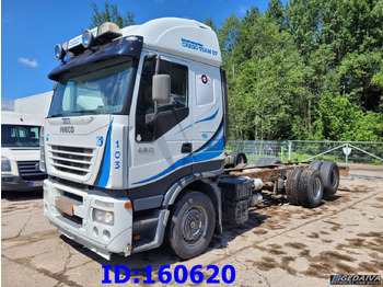 Kamion sa golom šasijom i zatvorenom kabinom IVECO Stralis 480