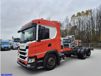Kamion sa golom šasijom i zatvorenom kabinom SCANIA G 500