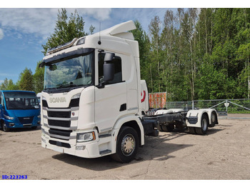 Kamion sa golom šasijom i zatvorenom kabinom SCANIA R