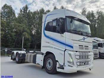 Kamion sa golom šasijom i zatvorenom kabinom VOLVO FH13 500