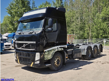 Kamion sa golom šasijom i zatvorenom kabinom VOLVO FH13 540