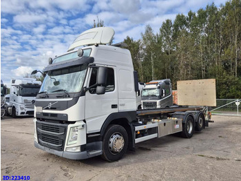 Kamion sa golom šasijom i zatvorenom kabinom VOLVO FM13 500