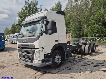 Kamion sa golom šasijom i zatvorenom kabinom VOLVO FM13 500
