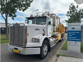 Kamion sa golom šasijom i zatvorenom kabinom FREIGHTLINER
